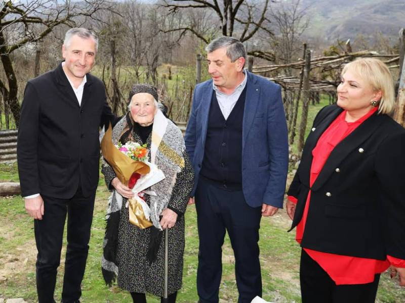 ცაგერის მუნიციპალიტეტში 100 წლის ქალბატონი მოინახულეს